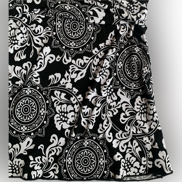 SUZIE COUTURE black & white sleeveless surplice top, large - Picture 4 of 7